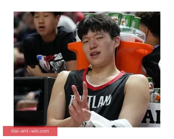 开拓者全家福大合照：杨瀚森C位领衔，利拉德昔日位置成回忆